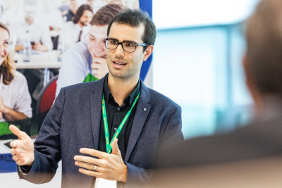 L. Sparrenberg explains a topic at a congress